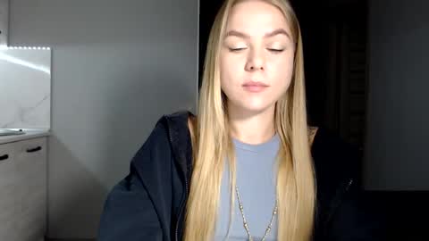 happy_fox_ online show from September 22, 9:08 pm