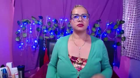 Snapshot of hazel_34 chatting on February 23, 9:11 am hazel online show from February 23, 9:11 am