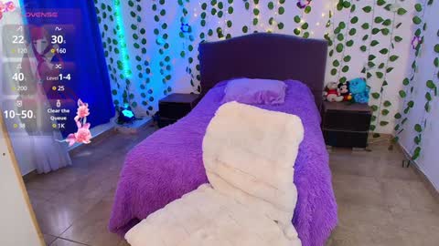 Snapshot of hazel_lynn_ross_ chatting on December 7, 2:52 pm HAZEL LYNN ROSS online show from December 7, 2:52 pm