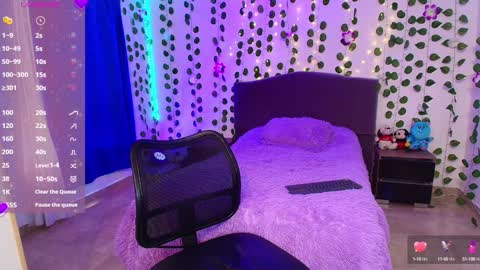 Snapshot of hazel_lynn_ross_ chatting on December 3, 3:50 pm HAZEL LYNN ROSS online show from December 3, 3:50 pm