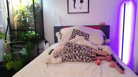 Hazeleo online show from March 2, 1:43 am