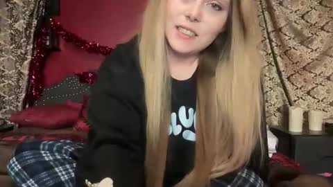 Hazel Fr33bird online show from February 16, 10:35 am