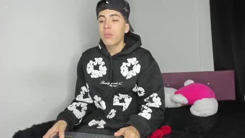 heellboy_ online show from May 2, 9:37 am