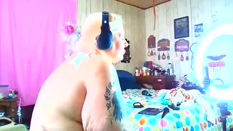 venus online show from February 9, 5:38 pm