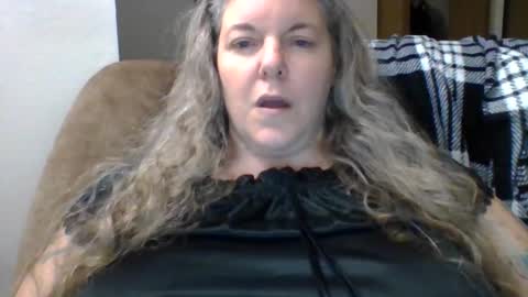 hippysnewhere online show from May 28, 8:56 am