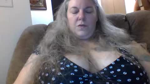 hippysnewhere online show from May 20, 9:38 am