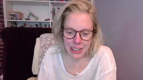 holly_bourbon online show from February 27, 8:01 pm