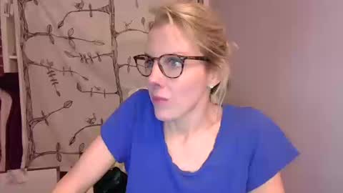 holly_bourbon online show from October 17, 3:54 am