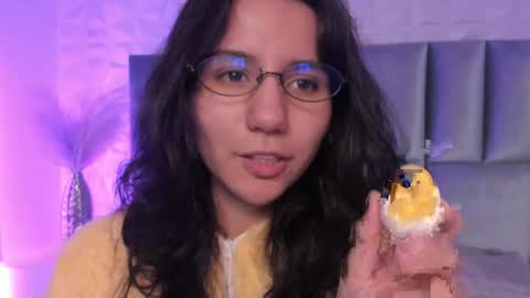 hollypeach_ online show from April 9, 7:30 pm