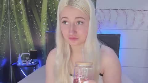 HollyTaillor online show from April 20, 5:43 am