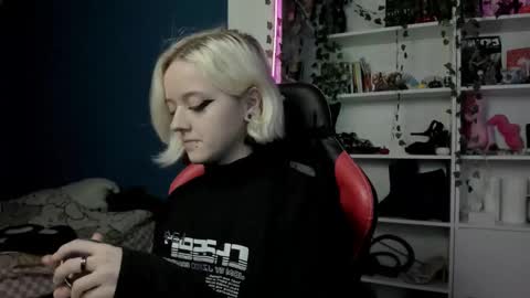 holy_mistresss online show from November 7, 10:18 am