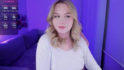 Snapshot of honey_blondee chatting on October 6, 9:10 pm Tammy online show from October 6, 9:10 pm