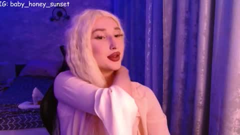 honey_sunset online show from February 18, 7:02 pm