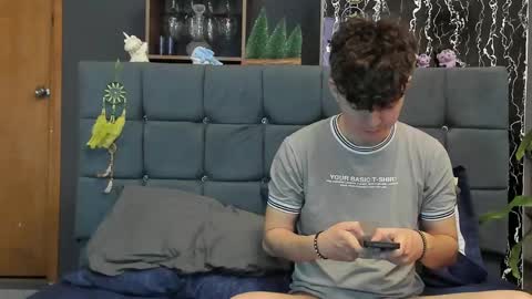 Snapshot of horny_twinks_guys chatting on March 10, 12:50 am Alex and Camilo online show from March 10, 12:50 am