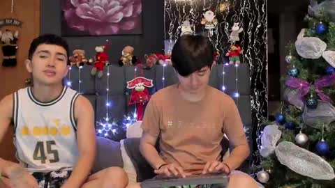 Snapshot of horny_twinks_guys chatting on December 7, 9:50 pm Alex and Camilo online show from December 7, 9:50 pm