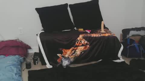 hot_bambi_and_hung_beast online show from December 17, 7:48 pm