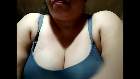 Snapshot of hot_boobs21 chatting on February 12, 11:51 am hot_boobs21 online show from February 12, 11:51 am