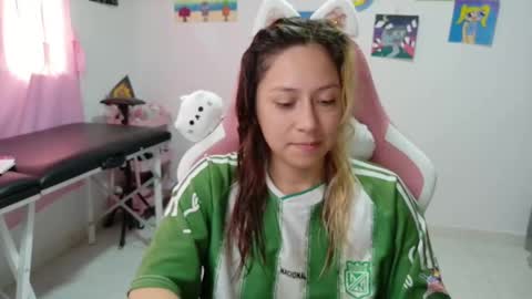 Mia online show from December 15, 3:52 pm