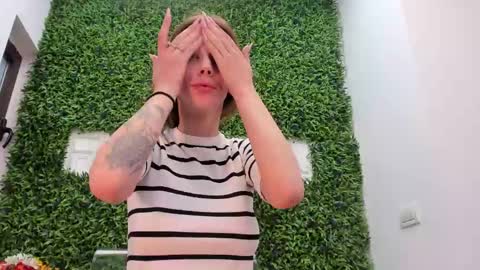 hotfallingdevil online show from April 23, 4:42 am