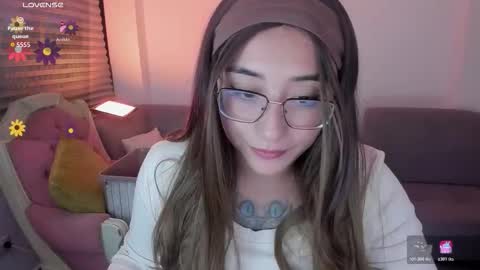 hottbee3645 online show from February 13, 9:29 pm