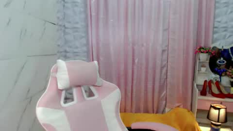 hottestdella69 online show from December 3, 5:46 pm