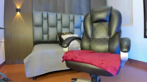 Juls online show from May 26, 8:37 pm