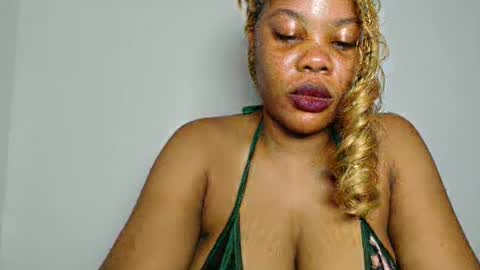 hotty_lora889 online show from April 25, 8:38 am