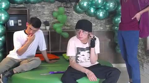 Snapshot of howents chatting on February 14, 3:11 am HOWENTS online show from February 14, 3:11 am