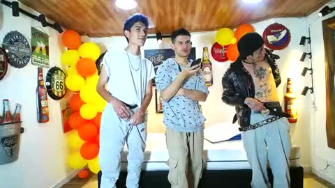 Snapshot of howents chatting on February 13, 2:45 am HOWENTS online show from February 13, 2:45 am