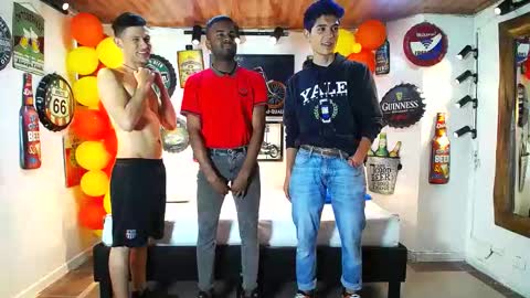 Snapshot of howents chatting on February 15, 2:37 am HOWENTS online show from February 15, 2:37 am