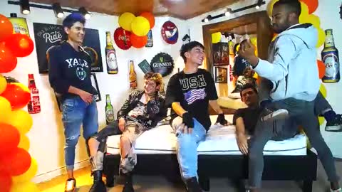 Snapshot of howents chatting on February 4, 2:39 am HOWENTS online show from February 4, 2:39 am