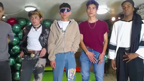 Snapshot of howents chatting on February 22, 3:12 am HOWENTS online show from February 22, 3:12 am