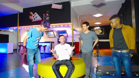 Snapshot of howents chatting on January 25, 1:21 am HOWENTS online show from January 25, 1:21 am