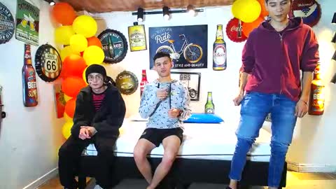 Snapshot of howents chatting on February 10, 2:41 am HOWENTS online show from February 10, 2:41 am