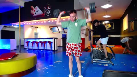 Snapshot of howents chatting on January 24, 4:16 am HOWENTS online show from January 24, 4:16 am