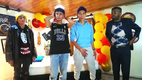 Snapshot of howents chatting on February 3, 2:36 am HOWENTS online show from February 3, 2:36 am