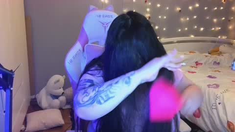 Snapshot of huggy_og chatting on December 8, 10:03 pm Maddison online show from December 8, 10:03 pm