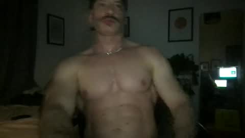 Snapshot of hungbritdaddy chatting on December 25, 9:33 pm MuscleHungBrit online show from December 25, 9:33 pm