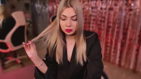 hyileyclark online show from February 6, 9:24 am