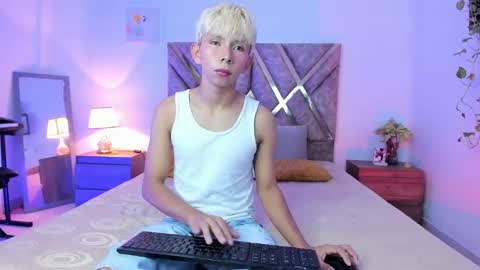 Son Hyunjin online show from March 11, 1:03 pm