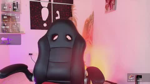 IM LOLA  online show from March 7, 6:02 am