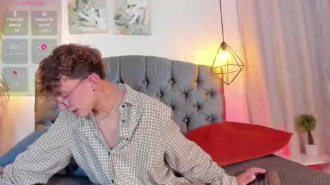Snapshot of iangel_ chatting on October 22, 3:21 am ian online show from October 22, 3:21 am