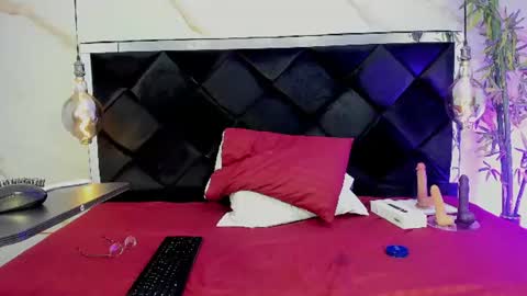ibbie_ online show from June 9, 12:05 pm