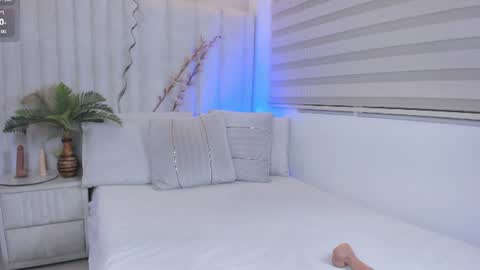 im_ariana_ online show from July 6, 10:33 pm