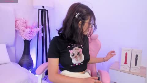Lilyy  online show from May 26, 1:28 pm