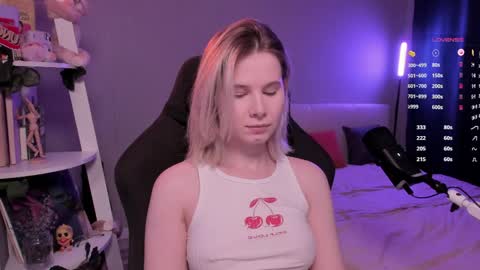 Mia online show from April 4, 10:55 am