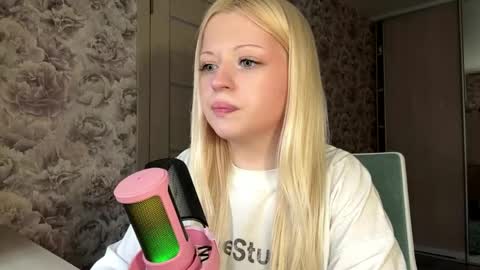 Lola online show from April 24, 11:34 am