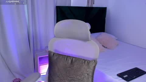 Iris Moira  online show from June 4, 2:34 pm