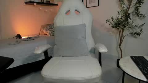 isa_____ online show from April 22, 3:02 am