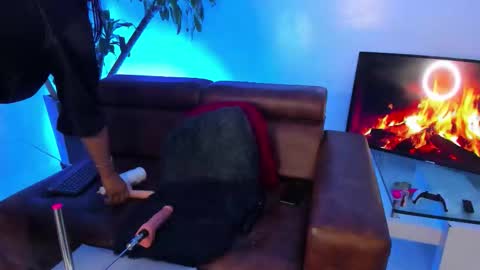 oIssaJonneso online show from November 23, 2:59 pm